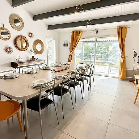 Avec Piscine Privee, A Proximite De La Et Du Centre De Thalasso