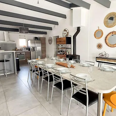 Avec Piscine Privee, A Proximite De La Et Du Centre De Thalasso