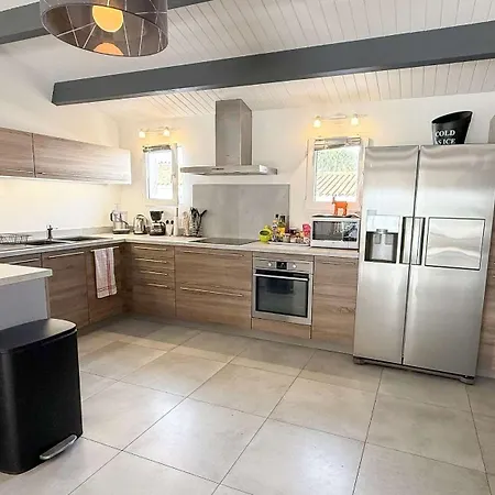 Avec Piscine Privee, A Proximite De La Et Du Centre De Thalasso *