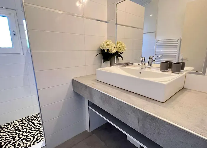 Avec Piscine Privée, à Proximité De La Et Du Centre De Thalasso Villa